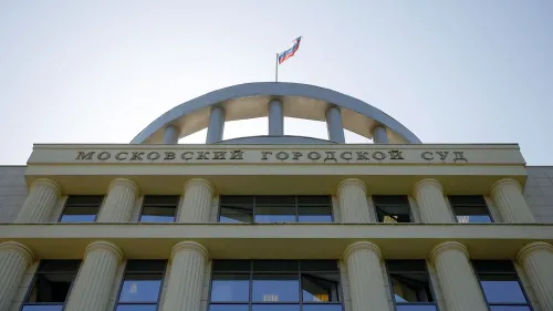 مبنى محكمة مدينة موسكو يظهر بوضوح، مع العلم الروسي يرفرف في الأعلى، في سياق الإدانة بالخيانة لصالح الولايات المتحدة.