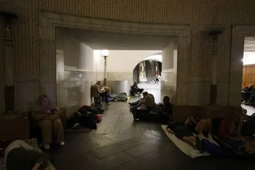 مواطنون أوكرانيون يتجمعون في ملجأ تحت الأرض في كييف، حيث يستعدون لمواجهة الغارات الجوية الروسية.