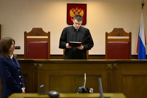 قرار المحكمة العليا في روسيا برفع الحظر عن حركة طالبان، مع القاضي يقرأ الحكم في قاعة المحكمة، بينما تظهر رموز الدولة الروسية.