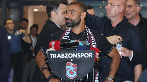 محمد صلاح يرتدي وشاح طرابزون سبور خلال مؤتمر صحفي في استقباله الرسمي بمدينة طرابزون التركية.