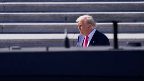 دونالد ترامب يسير بجانب درجات مبنى الكابيتول، مع التركيز على دوره في تمرير مشروع قانون الإنفاق وسط تحديات سياسية.