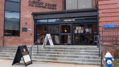 مدخل محكمة مقاطعة هارفورد، حيث تم الحكم على فيكتور مارتينيز هيرنانديز بتهمة قتل راشيل مورين.