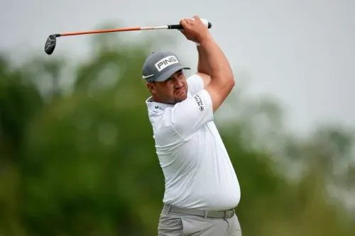 سام بيرنز يسدد الكرة في ملعب أوكمونت خلال بطولة الولايات المتحدة المفتوحة، حيث يسعى لتحقيق أداء متميز بعد جولة قوية.