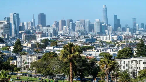 منظر لمدينة سان فرانسيسكو مع ناطحات السحاب في الخلفية، يعكس التوترات القانونية حول سياسات الهجرة في الولايات المتحدة.