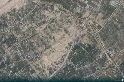 صورة فضائية تظهر الأضرار الواسعة في رفح، غزة، مع تزايد التحصينات العسكرية الإسرائيلية وتراجع جهود إعادة الإعمار.