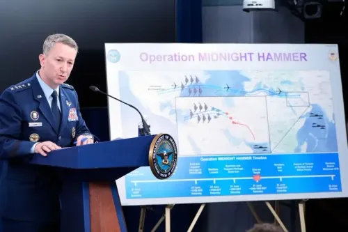 الجنرال الأمريكي يتحدث في مؤتمر صحفي حول عملية "مطرقة منتصف الليل"، مع عرض خريطة توضح توقيت الهجمات على المواقع النووية الإيرانية.