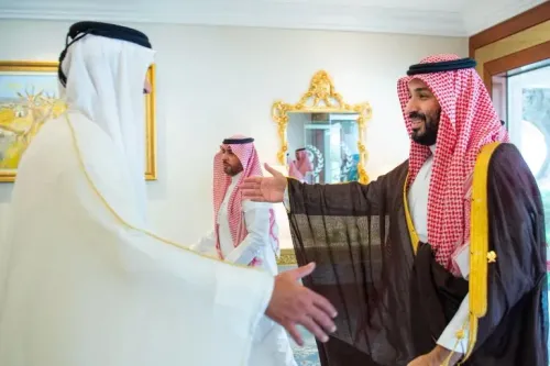 توقيع ولي العهد السعودي الأمير محمد بن سلمان وأمير قطر الشيخ تميم بن حمد آل ثاني على اتفاق لإنشاء قطار فائق السرعة يربط الرياض والدوحة.