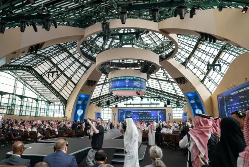 قاعة مؤتمر مبادرة مستقبل الاستثمار في الرياض تجمع مشاركين وسط تجهيزات حديثة قبل إلغاء الحدث بسبب التوترات الأمنية.