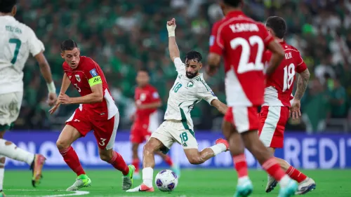 لاعب سعودي بالزي الأبيض يراوغ لاعبي المنتخب القطري الأحمر في نصف نهائي كأس الخليج وسط حضور جماهيري مكثف على ملعب السعودية.
