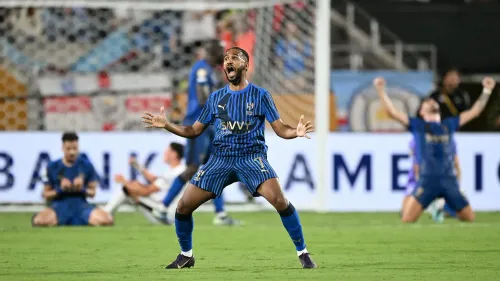 فرحة لاعب الهلال بعد تسجيل هدف حاسم في مباراة مثيرة ضد مانشستر سيتي، حيث تأهل الفريق السعودي إلى ربع نهائي كأس العالم للأندية.