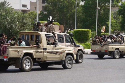 قافلة من المركبات العسكرية تحمل جنوداً في شوارع مدينة عدن، تعكس التحركات الأمنية بعد تصاعد التوترات بين القوات المدعومة من السعودية والإمارات.