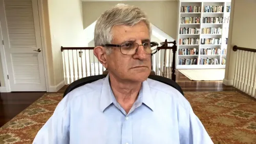 دكتور ديميتري داسكالاكيس، خبير صحي، يجلس في مكتبه مع خلفية تضم رفوف كتب، يتحدث عن تأثير السياسة على مركز السيطرة على الأمراض.