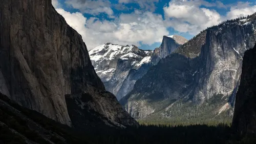 منظر جبلي لسييرا نيفادا يظهر القمم المغطاة بالثلوج والوديان العميقة، مما يعكس التغيرات الجيولوجية والنشاط الزلزالي في المنطقة.