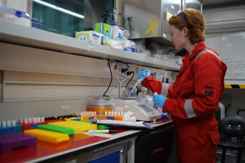 عالمة تعمل في مختبر بحري، تستخدم جهازًا لتحليل عينات المياه العذبة المستخرجة من أعماق المحيط الأطلسي.