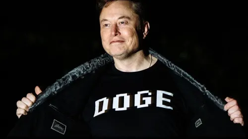 إيلون ماسك يرتدي قميصًا مكتوبًا عليه "DOGE"، مبتسمًا في صورة تظهره في بيئة مظلمة، تعكس تأثيره على السياسة والاقتصاد.