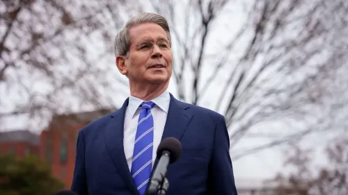 وزير التجارة هوارد لوتنيك يتحدث أمام الميكروفونات، مع خلفية من الأشجار، وسط مناقشات حول احتمالية حدوث ركود اقتصادي في الولايات المتحدة.