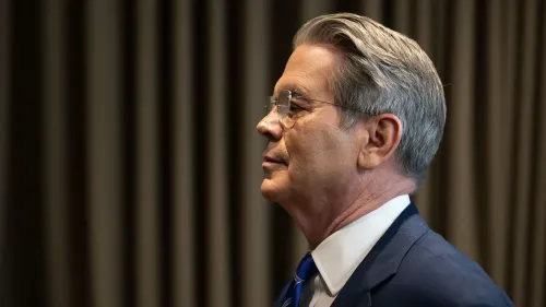 وزير الخزانة الأمريكي سكوت بيسنت يتحدث بجدية، مع التركيز على قضايا التعريفات الجمركية والعلاقات التجارية.