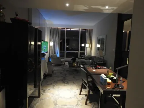 غرفة فندق بارك حياة في مانهاتن، تظهر الأثاث الحديث والتفاصيل الداخلية، مع تركيز على الإضاءة والأجواء العامة.