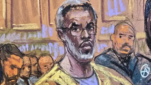 شون "ديدي" كومبس في قاعة المحكمة، حيث ينتظر الحكم عليه بتهم تتعلق بالدعارة والعنف. عائلته تدعمه خلال الجلسة.