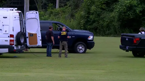 تحقيقات في موقع مشجر بالقرب من جامعة يونيون في جاكسون، تينيسي، حيث يعمل عملاء مكتب التحقيقات على قضية قتل متعددة.