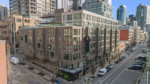 مبنى سكني فاخر في حي Belltown بمدينة Seattle تحول إلى نموذج إسكان اجتماعي ميسور التكلفة لدعم الطبقة الوسطى.