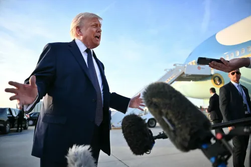 تصريح نائب الرئيس JD Vance حول المفاوضات النووية مع إيران، مع وجود طائرة Air Force One في الخلفية.
