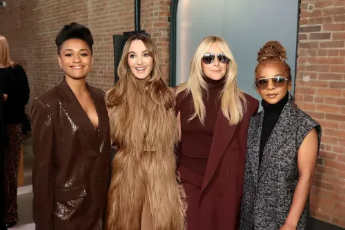 أربعة نساء يرتدين أزياء أنيقة خلال حدث في نيويورك، مع خلفية من الطوب، يحتفلن ببدء أسبوع الموضة.