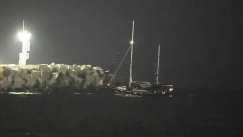 قارب إغاثة يقترب من ميناء أشدود ليلاً بعد استيلاء القوات الإسرائيلية عليه، مع تواجد أضواء الميناء في الخلفية.