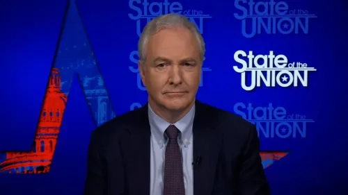 السيناتور كريس فان هولين أثناء ظهوره في برنامج "حالة الاتحاد" على شبكة سي إن إن، حيث يناقش قضايا حقوق أبريغو غارسيا.