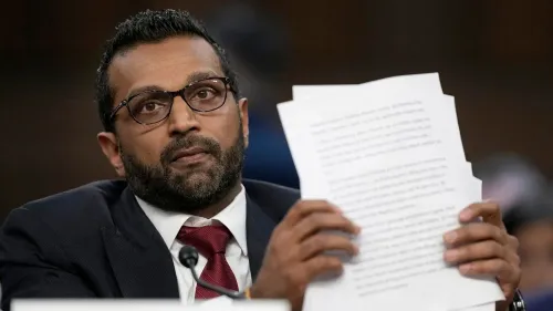 كاش باتيل يحمل أوراقًا أثناء جلسة استماع في مجلس الشيوخ، وسط اتهامات بإدارة عمليات تطهير لموظفي مكتب التحقيقات الفيدرالي.