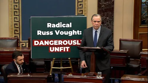 السيناتور جيف ميركلي يتحدث في مجلس الشيوخ ضد ترشيح راسل فوت، مع لافتة تشير إلى أنه "غير مؤهل بشكل خطير".