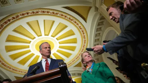 اجتماع لزعيم الأغلبية في مجلس الشيوخ جون ثون مع أعضاء آخرين، خلفية مزخرفة، يتحدثون حول خطة الميزانية الجديدة.