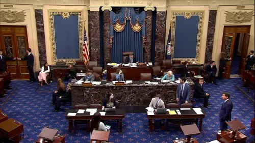 جلسة مجلس الشيوخ الأمريكي حيث تم التصويت على قانون GENIUS لتنظيم العملات الرقمية، مع أعضاء مجلس الشيوخ في قاعة النقاش.