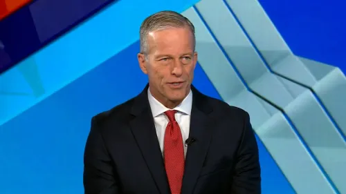 زعيم الأغلبية في مجلس الشيوخ الأمريكي، جون ثون، يتحدث عن تأثير الرسوم الجمركية الجديدة على الاقتصاد الأمريكي خلال مقابلة تلفزيونية.