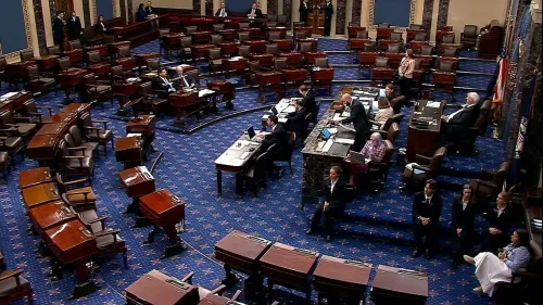 قاعة مجلس الشيوخ الأمريكي خلال جلسة التصويت، مع أعضاء المجلس متواجدين في مقاعدهم، حيث تم مناقشة تخفيضات الإنفاق الحكومية.