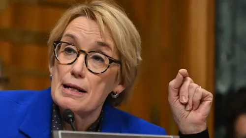 السيناتور ماغي حسن تتحدث خلال جلسة، تطالب سبوتيفاي بتوضيح حول إزالة البودكاست الزائف الذي يروج لبيع الأدوية غير القانونية.