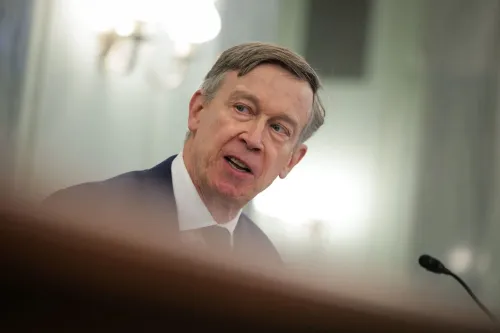 صورة لعضو مجلس الشيوخ يتحدث خلال جلسة استماع، مع التركيز على تعبير وجهه. تتعلق الصورة بمناقشات حول تداول الأسهم وتأثيرها على الأخلاقيات.