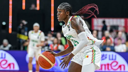 لاعبة كرة سلة سنغالية تتسلم الكرة أثناء مباراة، تعكس قوة الفريق في المنافسات الأفريقية رغم إلغاء معسكر تدريبي في الولايات المتحدة.