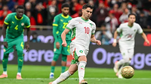 لاعب المنتخب المغربي براهيم دياز ينفذ ركلة جزاء في مباراة حاسمة أمام السنغال خلال كأس أمم أفريقيا 2025.