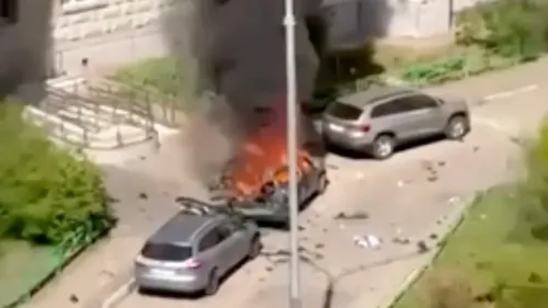 انفجار سيارة فولكس فاجن غولف في بالاشيخة الروسية، مع تصاعد الدخان والنيران، إثر عبوة ناسفة محلية الصنع.