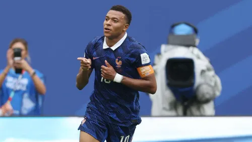 كيليان مبابي قائد منتخب فرنسا يحتفل بهدف خلال كأس العالم 2026، مع توقع انتقال مايكل أوليز إلى ريال مدريد.
