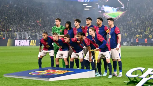 فريق برشلونة لكرة القدم يقف لتصوير جماعي قبل مباراة، مع ظهور قائد الفريق رونالد أراوخو في صفوف الدفاع.