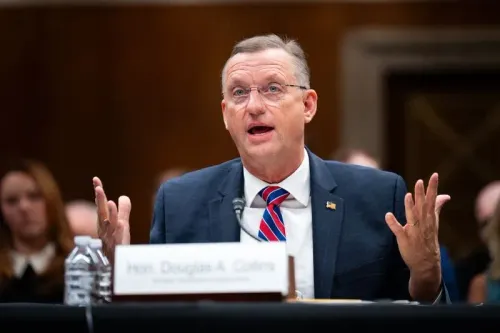 دوغ كولينز، وزير شؤون المحاربين القدامى، يتحدث في جلسة استماع، مع تعبيرات توضح قلقه بشأن مستقبل الرعاية الصحية للمحاربين القدامى.