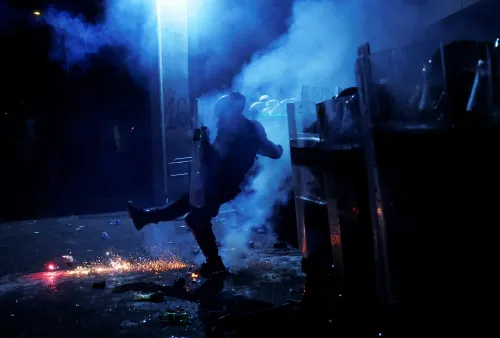 اشتباك بين الشرطة ومحتجين في نوفي ساد، مع استخدام الغاز المسيل للدموع والقنابل الصوتية خلال مظاهرة تطالب بإجراء انتخابات مبكرة.