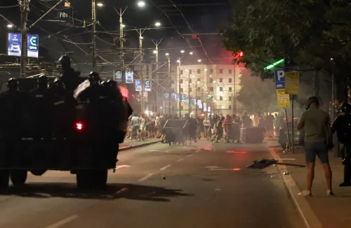 احتجاجات ليلية في بلغراد، حيث يتجمع المتظاهرون في مواجهة الشرطة، مع استخدام الغاز المسيل للدموع وسط توتر متصاعد.