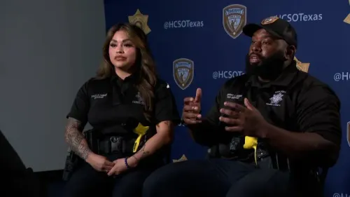 مستشاران من مكتب شريف مقاطعة هاريس يتحدثان خلال فعالية توعية لدعم زملائهم بعد حالات الانتحار في القسم.