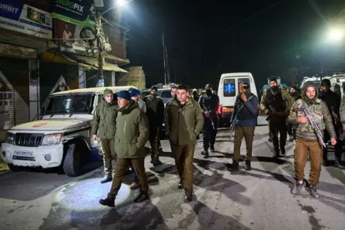 مجموعات من رجال الشرطة في سريناغار يتفقدون موقع انفجار بمركز الشرطة، حيث أسفر عن مقتل وإصابة العديد بسبب المواد المتفجرة.