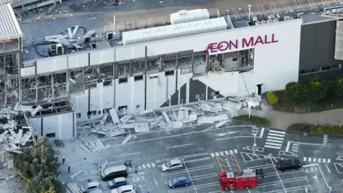 تدمير جزء من مركز تسوق Aeon Mall في كوماموتو جراء زلزال قوي يسبب أضراراً وانقطاع الكهرباء وحوادث انفجار.