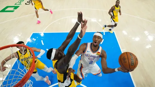 لاعب أوكلاهوما سيتي ثاندر شاي جيلجوس-ألكسندر يسجل نقطة خلال مباراة نهائيات الدوري الأمريكي للمحترفين، بينما يحاول المدافع إيقافه.