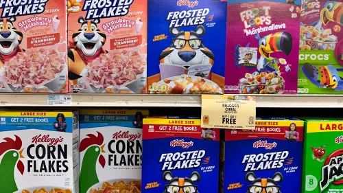 صناديق حبوب الإفطار من شركة WK Kellogg، تشمل Frosted Flakes وFroot Loops، مع عرض خاص لشراء واحدة والحصول على الأخرى مجانًا.